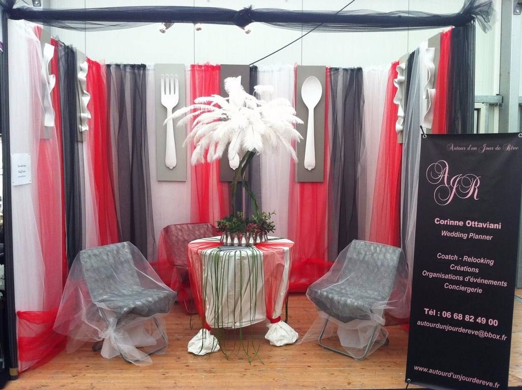 stand exposant dans le thème des couleurs en rouge et noir