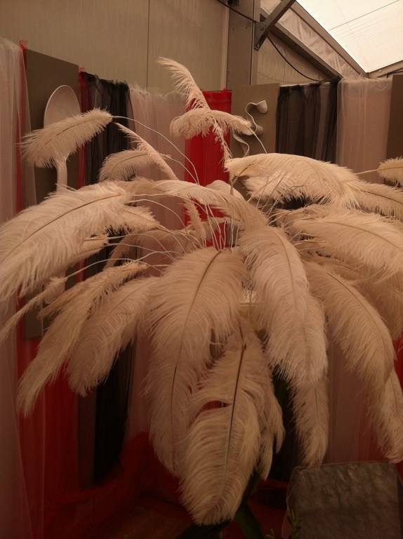 joli parasol de plumes en ombrelle au dessus des convives pour vos tables de réception