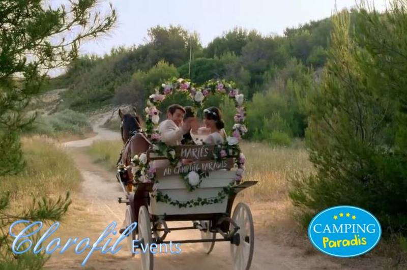 Calèche nuptiale de fleurs