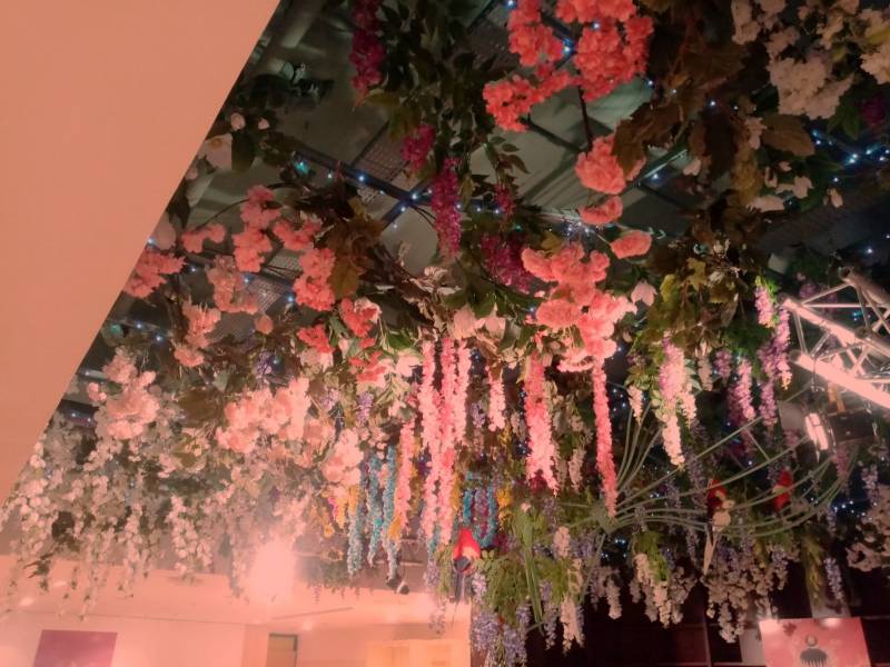 Plafond de fleurs artificielles à la vente ou à la location.