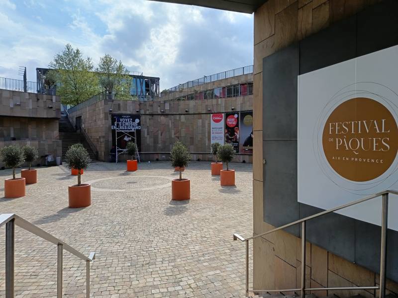 Les pots des oliviers en location sont de la même couleur que l'affiche du Festival de Pâques.