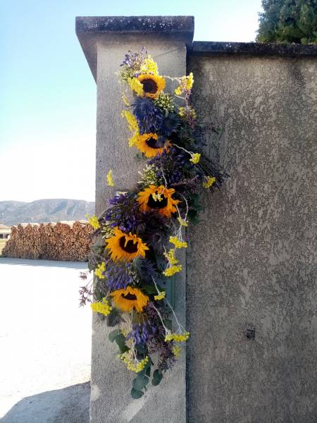 Cascade florale sur les piliers de l'entrée.