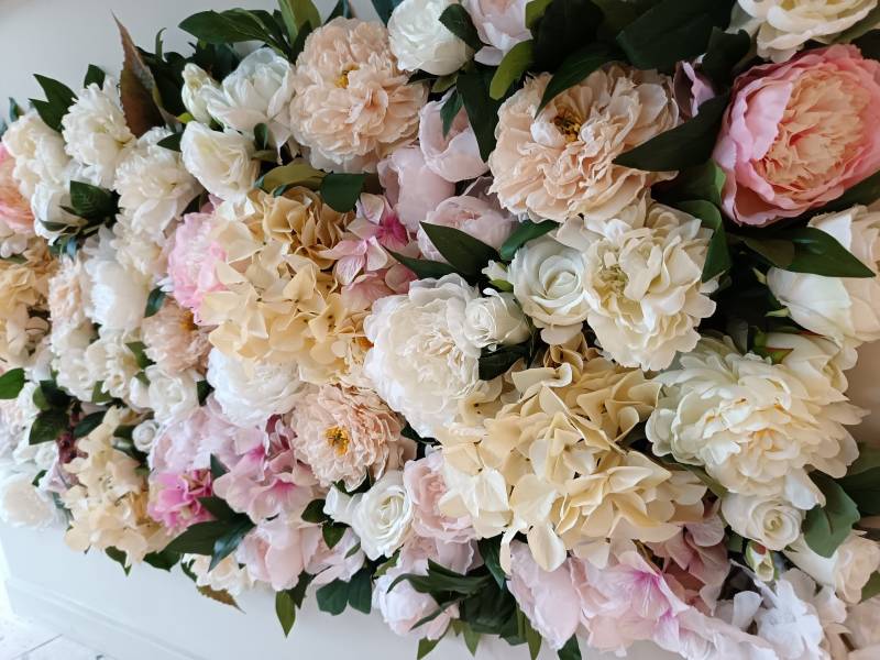 Les fleurs sont choisies pour ce mur floral en couleurs très pastelles.