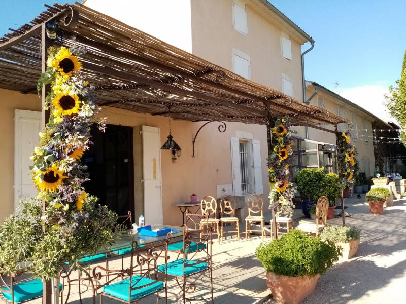 La pergola est décorée de fleurs.