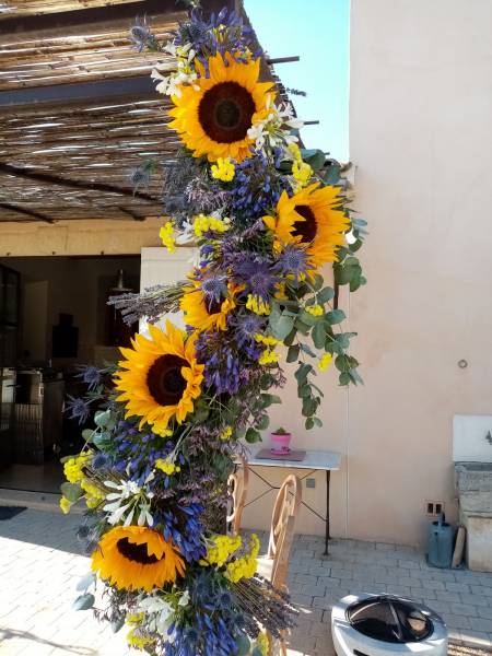 Chaque poteau de la pergola de la terrasse sont ornés de fleurs.