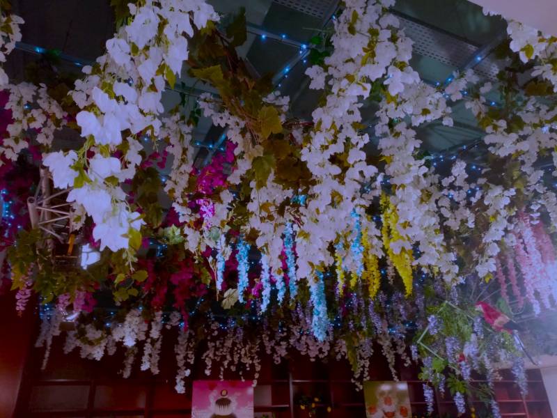 Joli décor de plafond de fleurs suspendu.