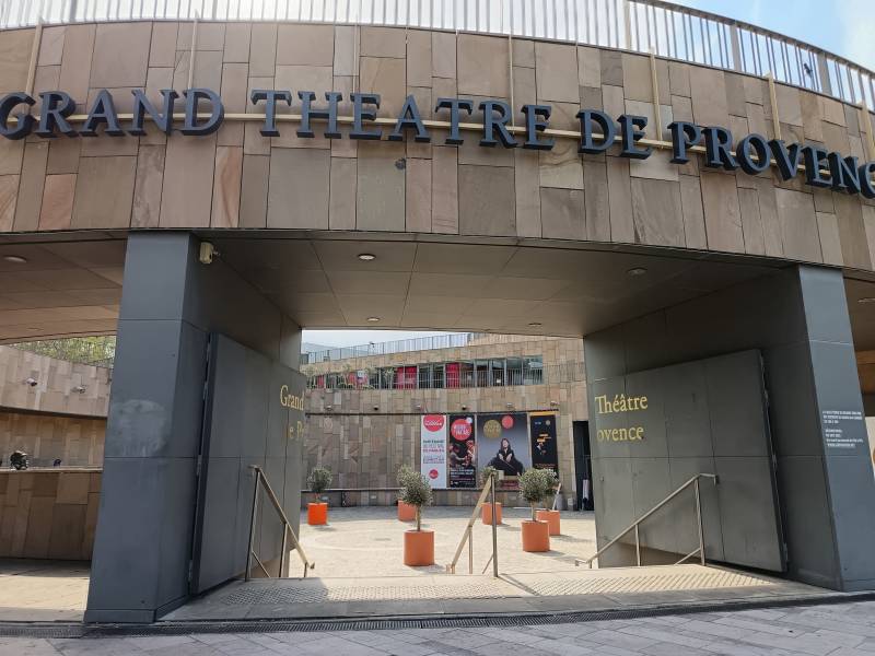 L'entrée du Grand Théâtre de Provence s'ouvre sur des oliviers fièrement positionnés en rond ;