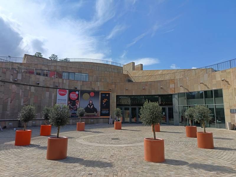Les oliviers en cercle s'harmonisent avec la rotonde du GTP d'Aix en Provence.