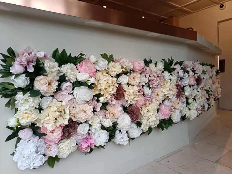 La largeur du cadre est ici de 50 cm sur une longueur de 3.20m. Le client va poser une moulure dans les couleurs terracota.