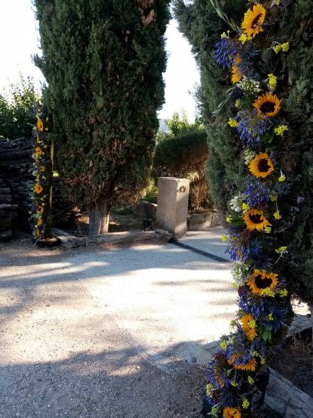 Deux frises florales alignées aux cyprès signalent l'entrée de la réception.