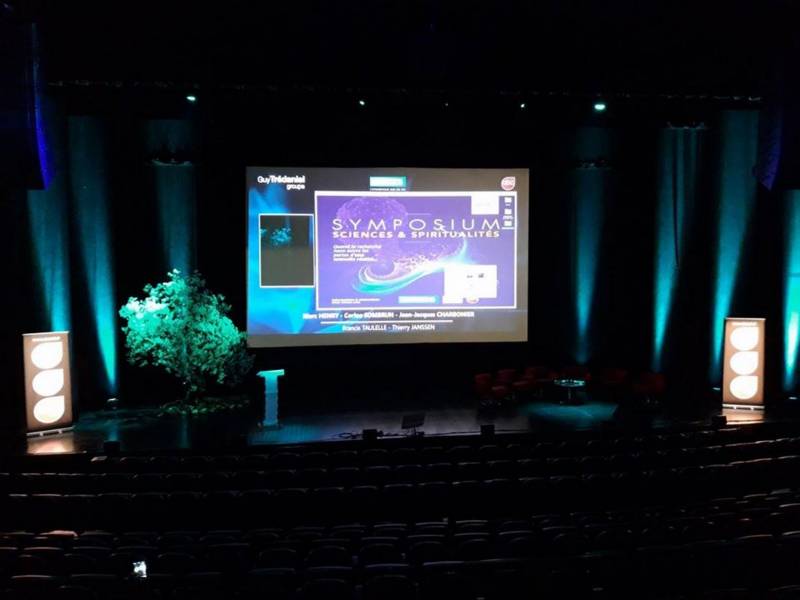 Création d'arbre en fleurs pour scène de conférence et spectacle en paca