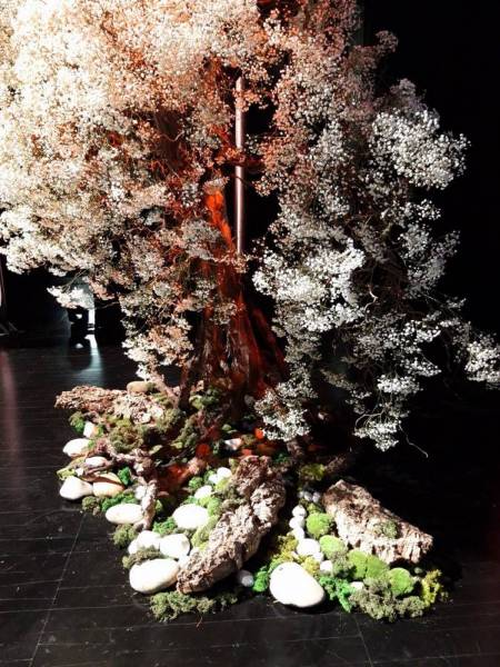 Création d'arbre en fleurs pour scène de conférence et spectacle en paca