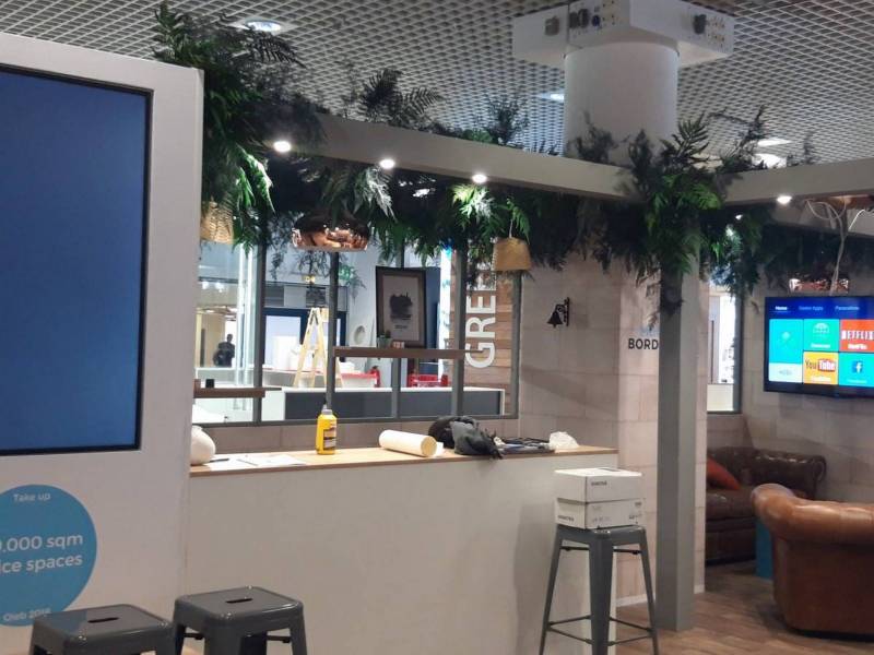 Les fougères envahissent le plafond du stand.