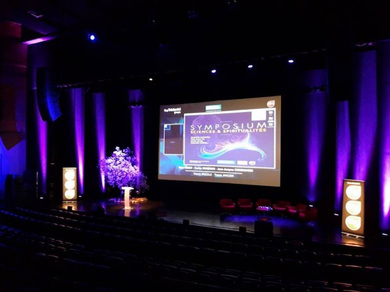 Création d'arbre en fleurs pour scène de conférence et spectacle en paca