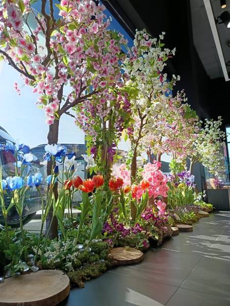 Un scène d'arbres et de fleurs à floraison printanière en location pour votre vitrine est un moyen imparable pour séduire votre clientèle en PACA;
