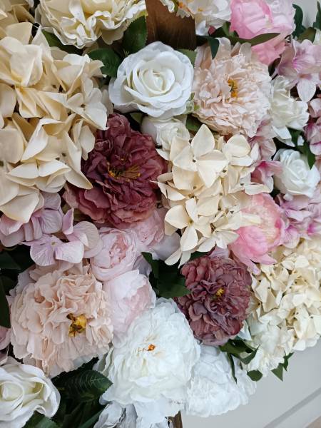 Les grosses fleurs de ce mur sont judicieusement fixés en harmonisant avec les fleurs moyennes et celles plus petites.