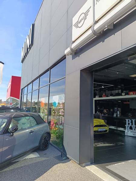 BMW Fréjus mise sur les services de location de décorations de vitrines de Clorofil events.