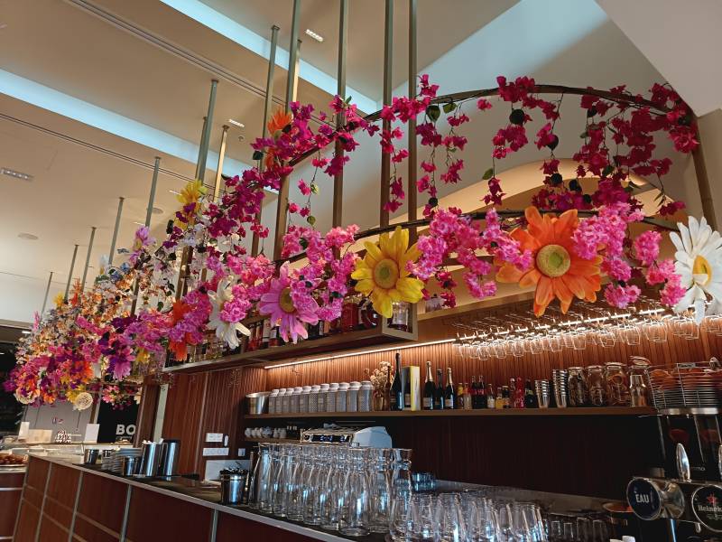 Les marguerites géantes se marient à merveille avec les cascades de bougainvillier et de cerisier pour ce décor en location.