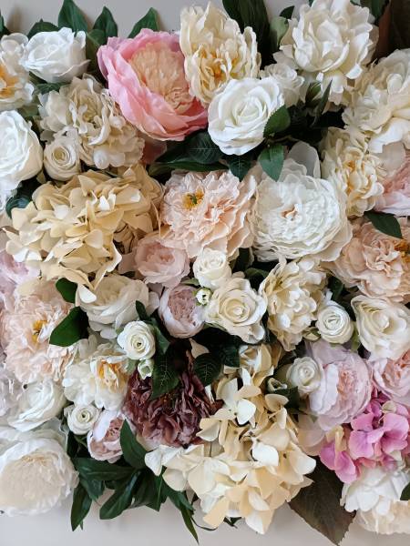 La densité au mètre carré est de 100 fleurs en moyenne pour un mur floral sur mesure.