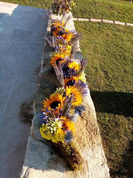 Les frises florales sont posées sur les murets de la piscine qui invitent les invités jusqu'à la tente.
