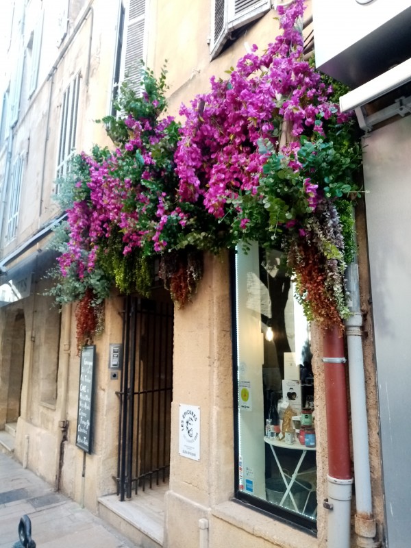 Decoration florale de façade de magasin à Aix en Provence