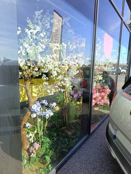 Le décor de vitrine de printemps en location pour 4 mois est vu à la fois de la route mais aussi de l'intérieur de la concession BMW Frèjus.