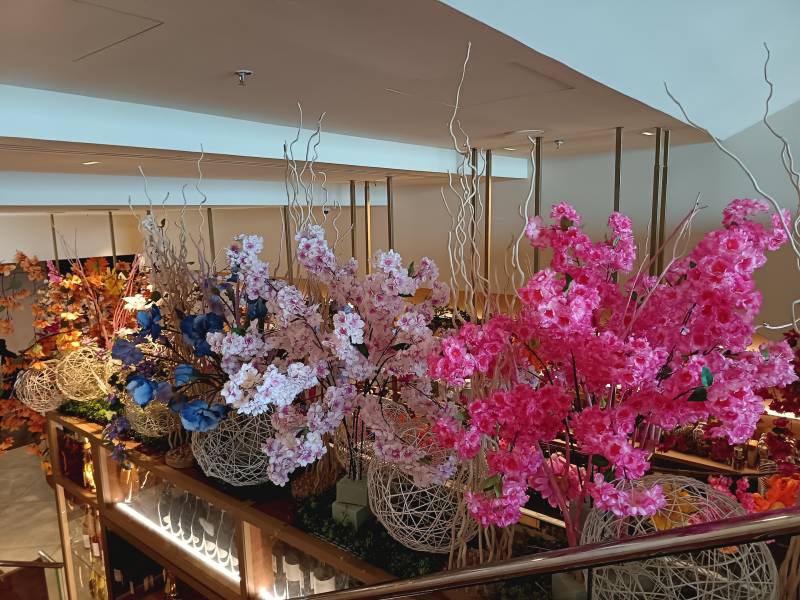 Un jardin printanier surplombe le restaurant et permet d'accéder au premier étage.