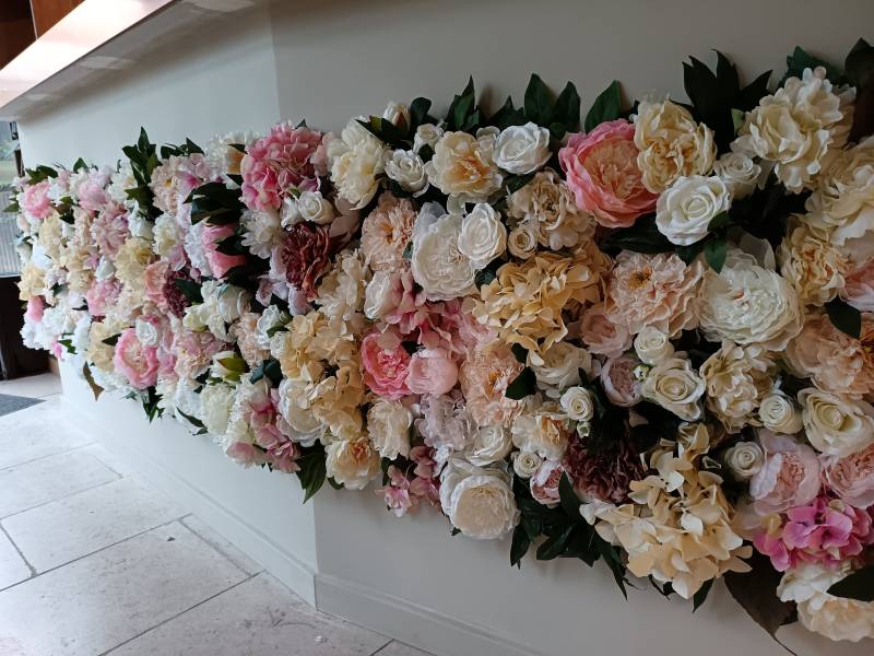 La lumière est majeure pour sublimer le mur de fleur, aussi un logo lumineux en néon sera fixé au centre et l'ensemble sera protégé par une plaque en plexi.