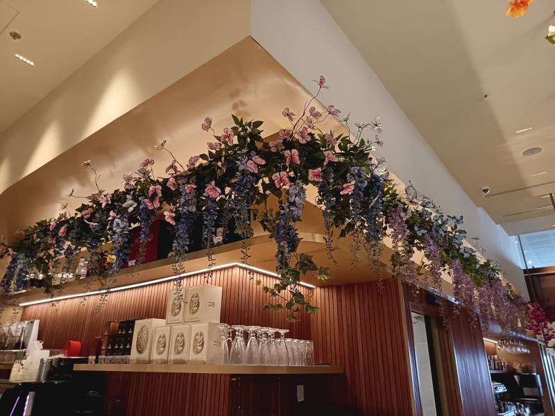 Les glycines bleues et mauves ornent le fond du bar et de la pâtisserie du restaurant.