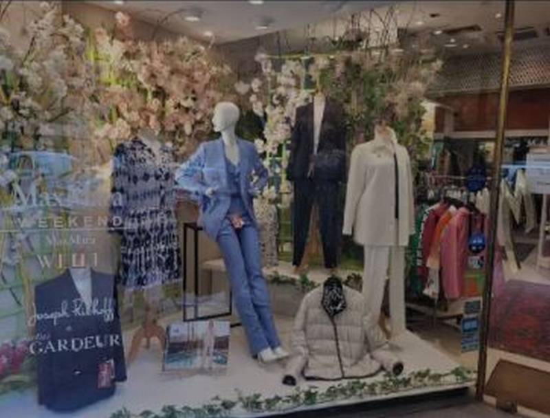 Décoration de vitrine pour commerce de prêt à porter sur Menton.