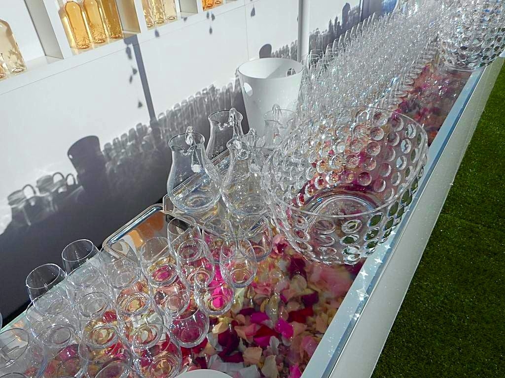 l'écrin de pétales de roses naturalisées fait ressortir une vaisselle de choisie de circonstance