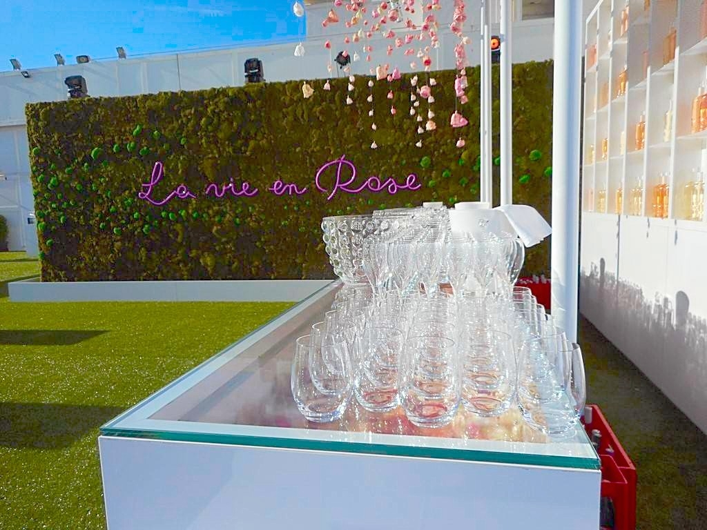 l'harmonie des lignes du mur végétal avec le mobilier dynamise et équilibre les espaces