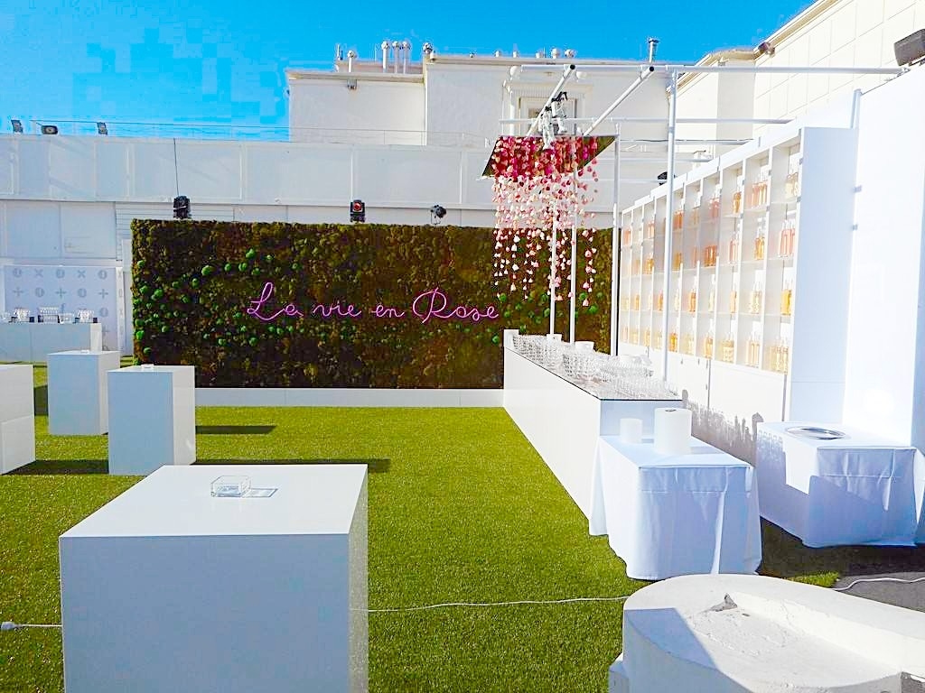 poudrage de pastel de roses pour ce décor standing d'un bar