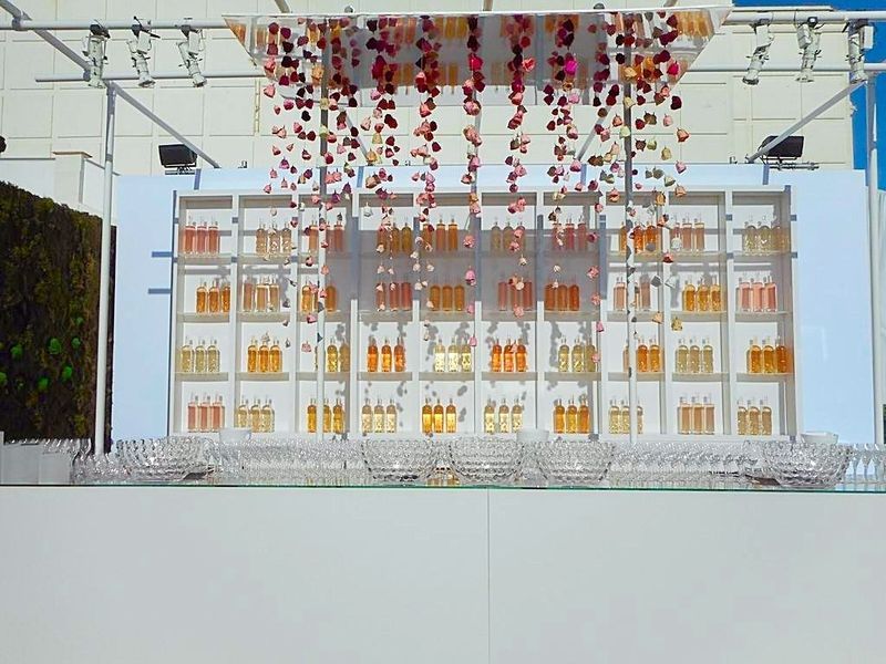 effet de splendeur florale réussi pour embellir ce bar lounge