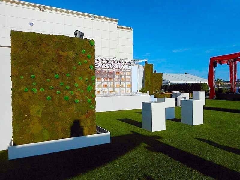 les plans du mur végétal est en parallèle avec les autres murs, créant ainsi des écrins de natures verticales