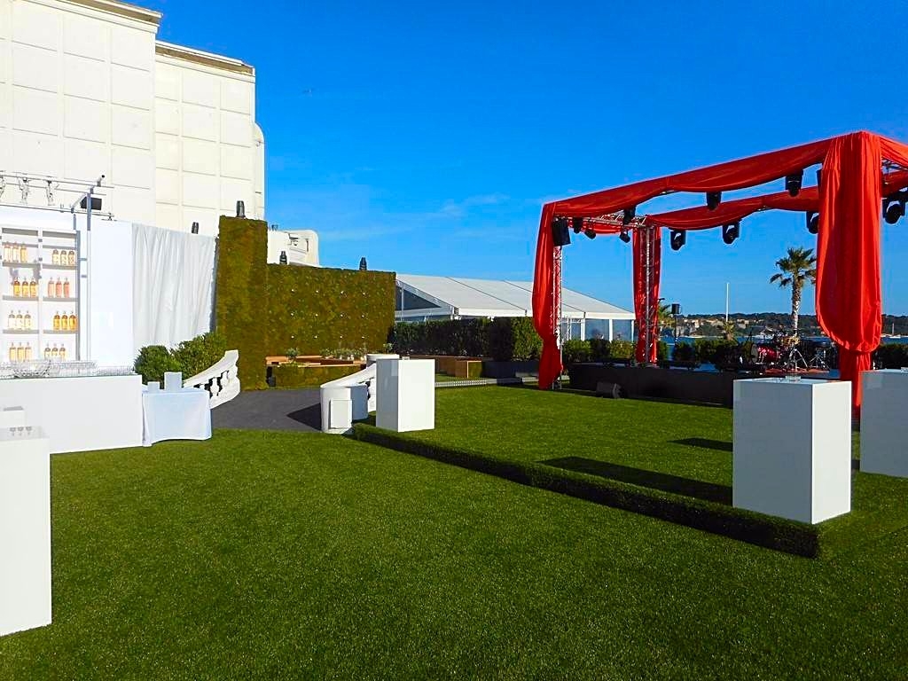 Belle intégration en fond de scène du mur de végétaux.