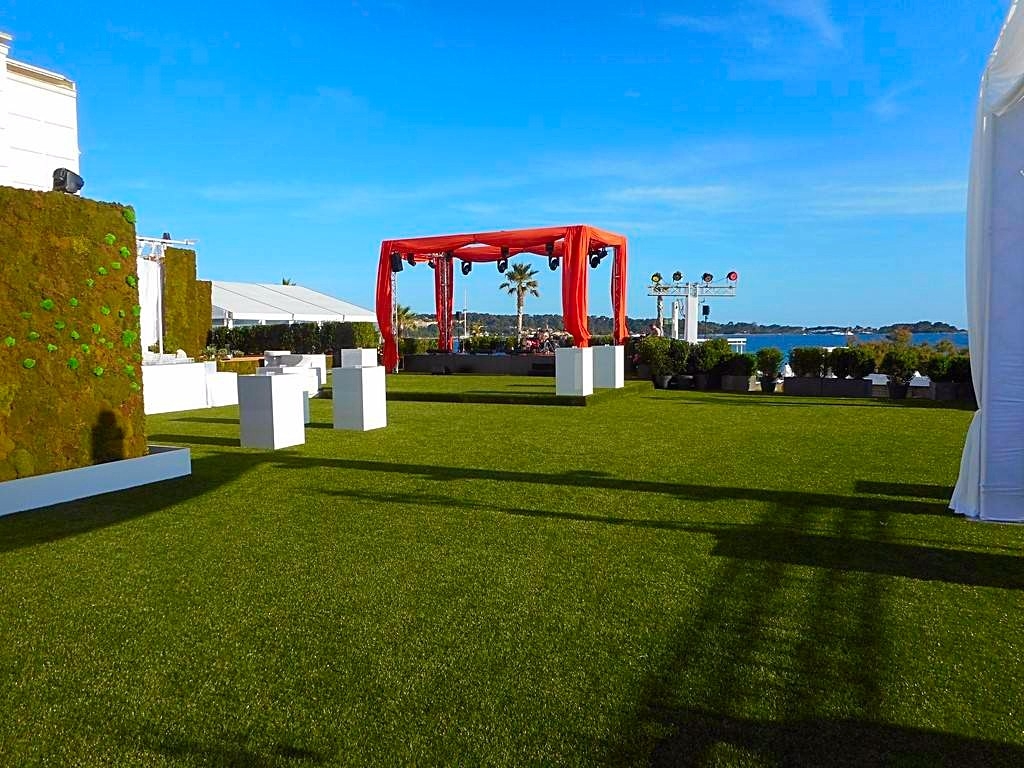 les murs de végétaux donnent de la verticalité aux surfaces engazonnées par opposition.