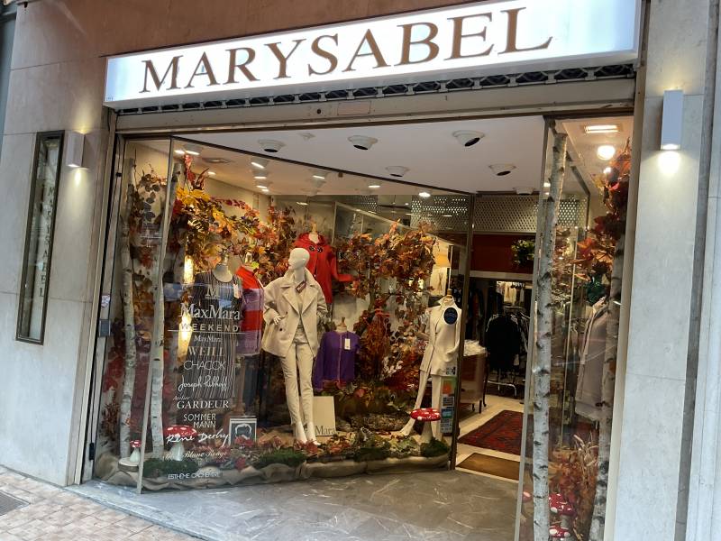 Une vitrine fleurit attire les clients et procure une ambiance pleine de charme.