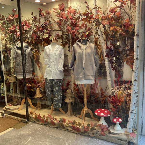 Le décor se glisse très bien dans les vitrines étroites.