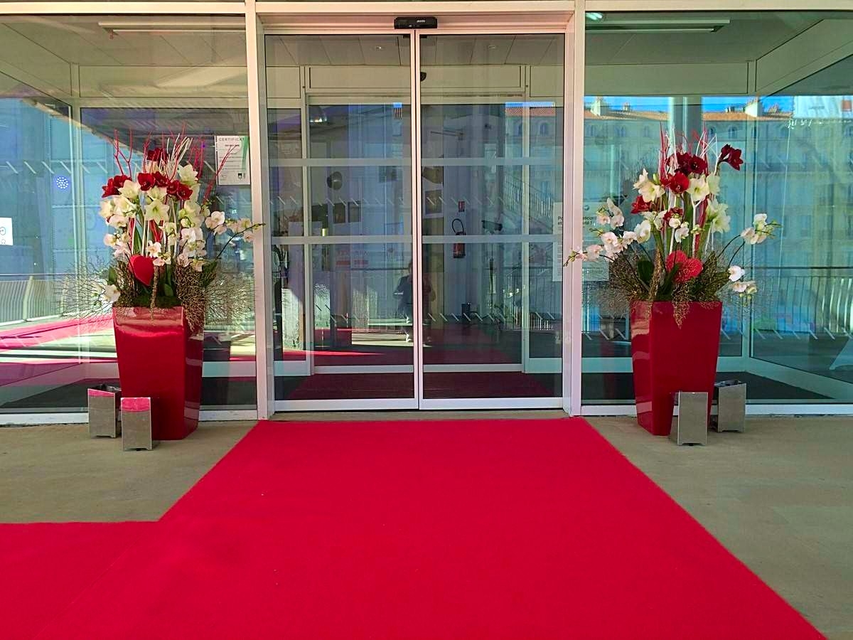 composition florale pour l'entrée de salle de réception à Marseille