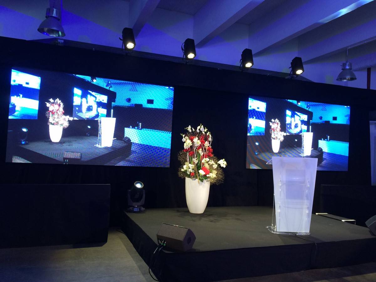 décoration florale grand dimension pour scéne et pupitre Marseille