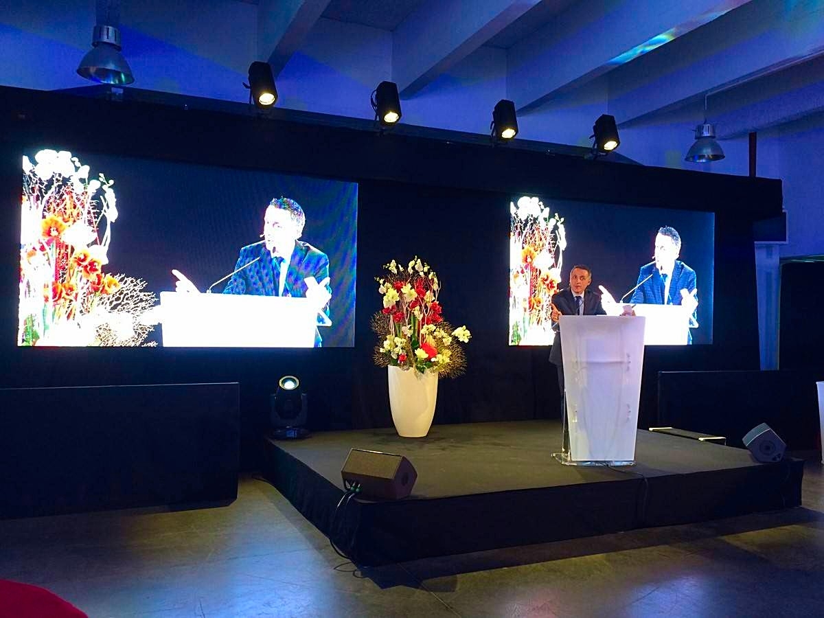 grande décoration florale pour décoration de podium de discours Marseille