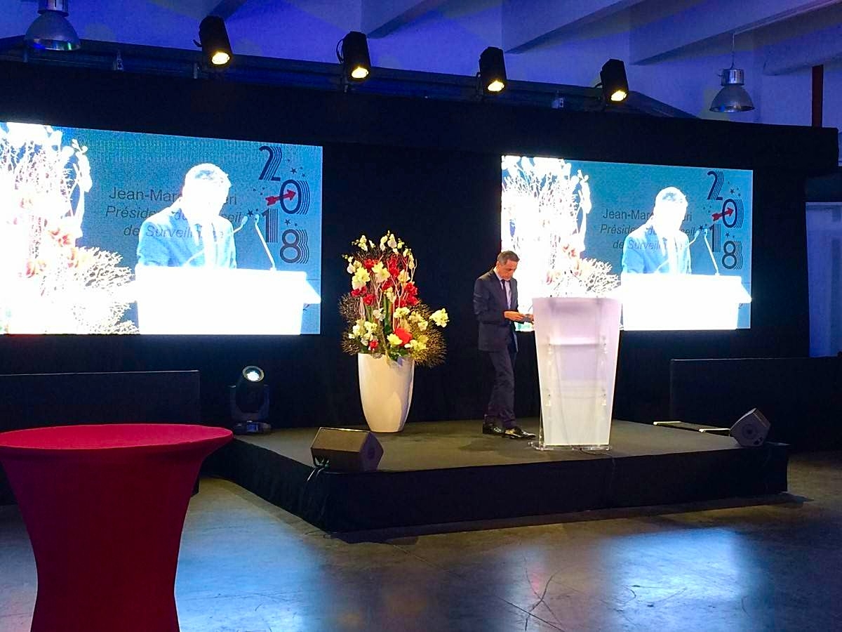 création florale pour vos scénes, podiums pour vos événements