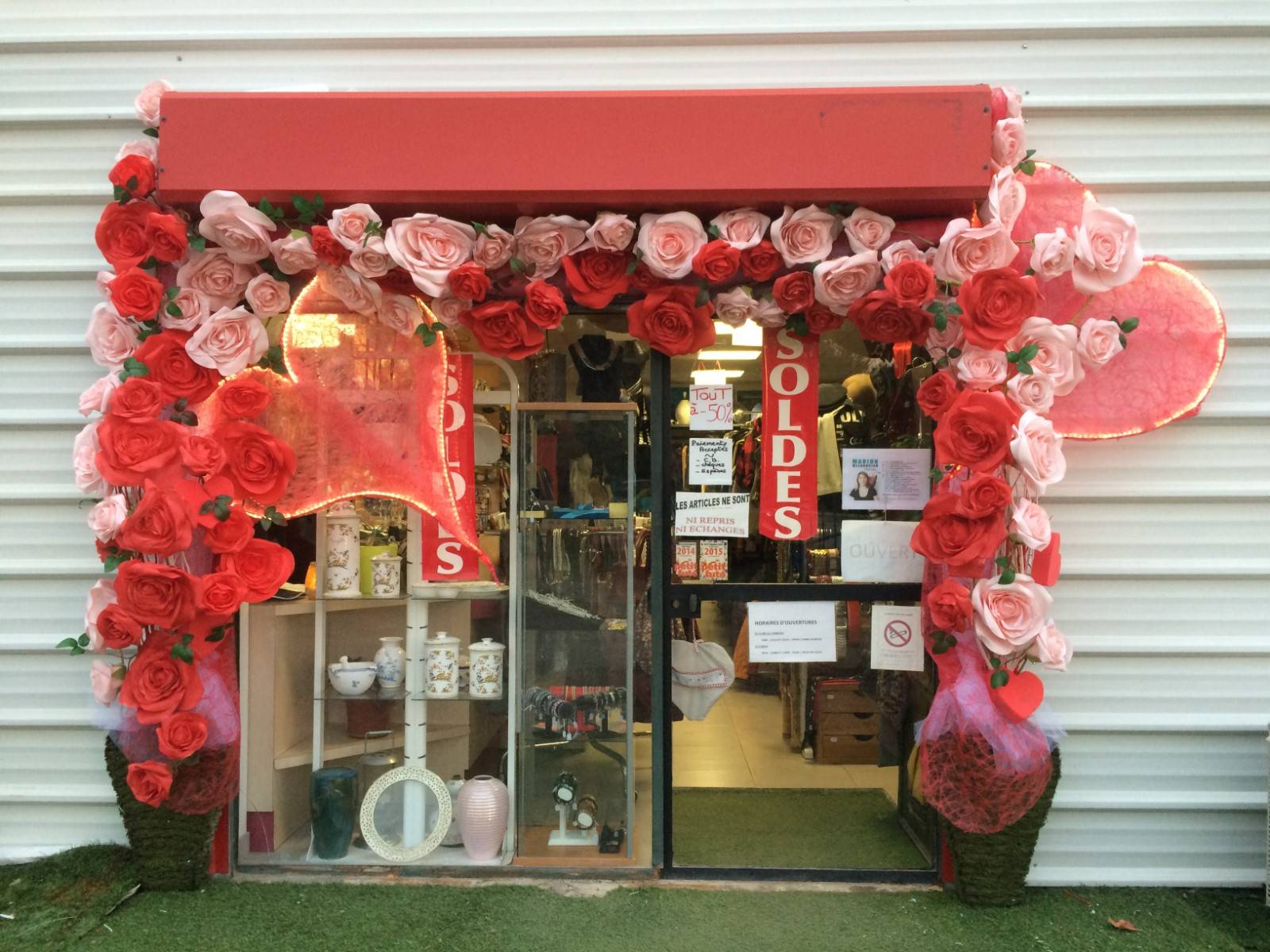 Création de decoration florale de vitrine pour la saint valentin Cannes 06