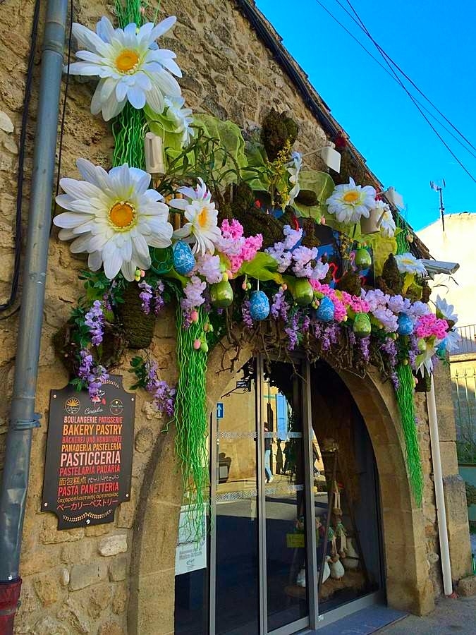 décoration murale de fleur pour façade de commerce