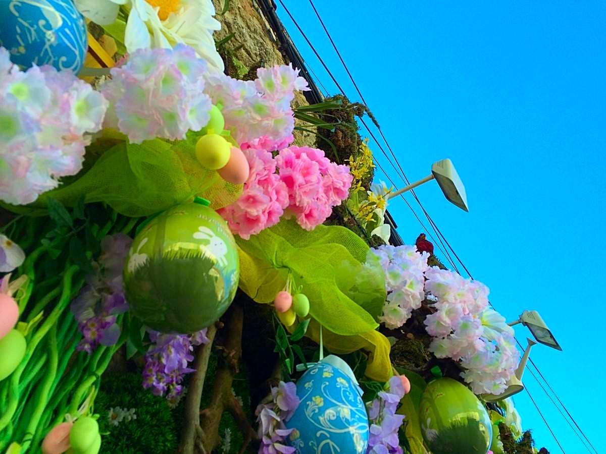 Oeufs de Pâques vert bleu rose pour vos vitrines de fêtes