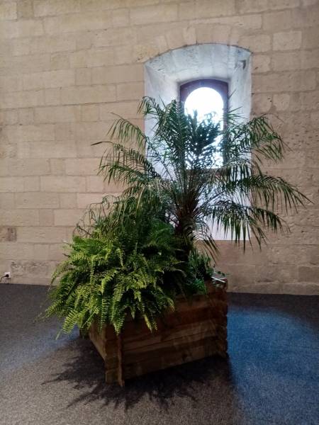 Les jardinières sont des caissons en bois pour jardinières suspendues.