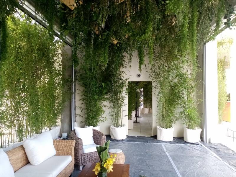 La porte de l'espace lougne est révélée en perspective.