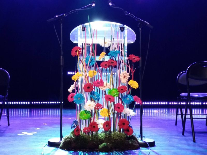 pupitre décoré de fleurs