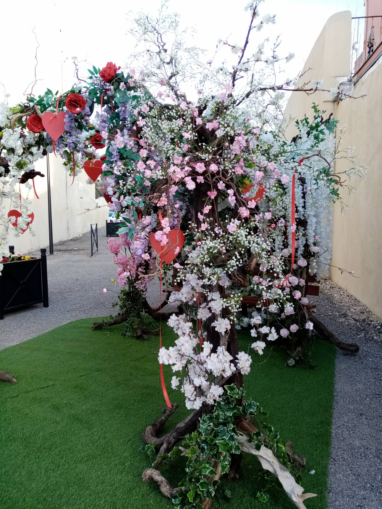 Vive la Saint Valention, Ce jardin des amours est une arche florale printanière pour la saint Valentin à Berre l'Etang